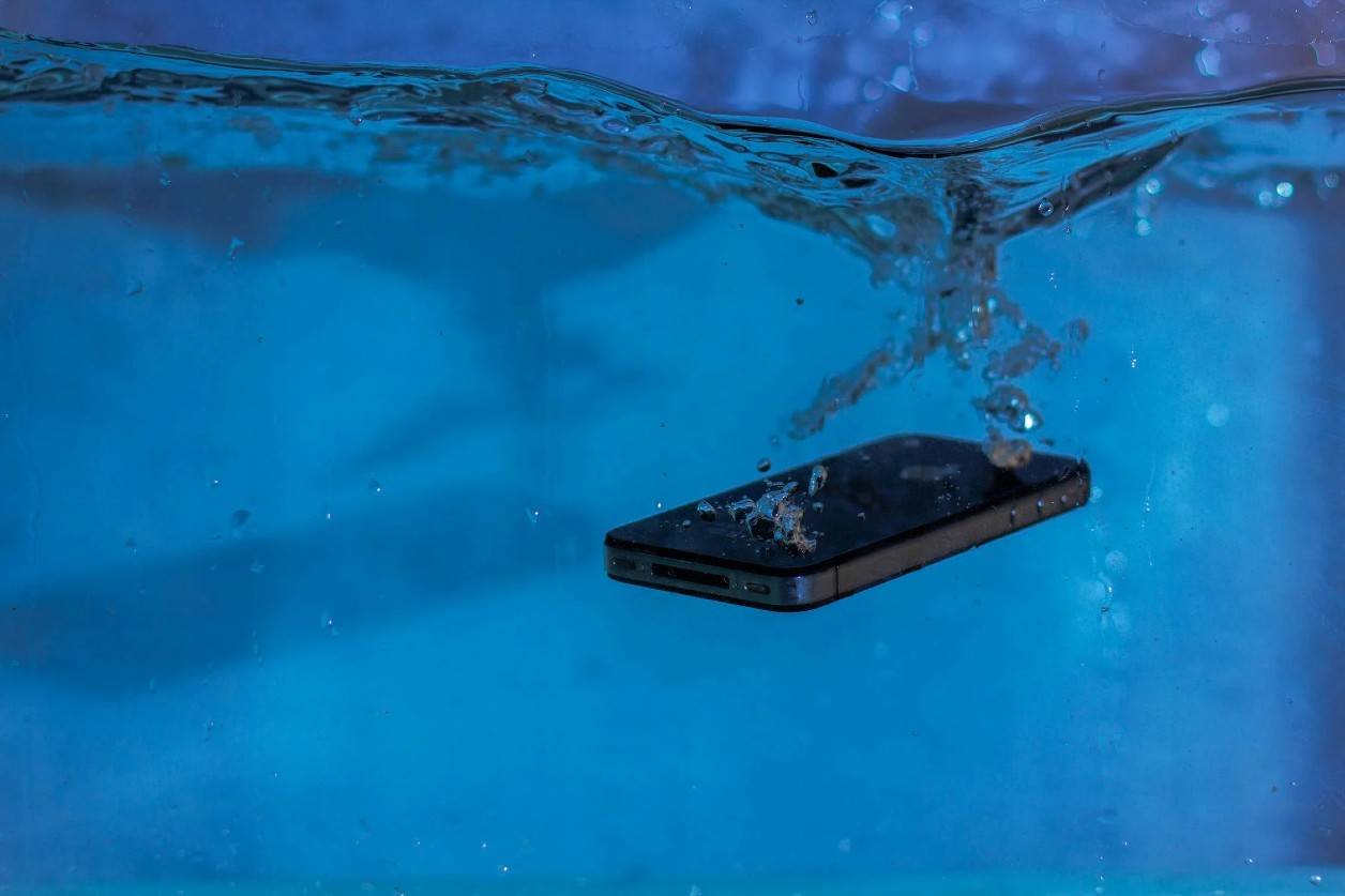 Banner for blog What to do when your phone gets wet