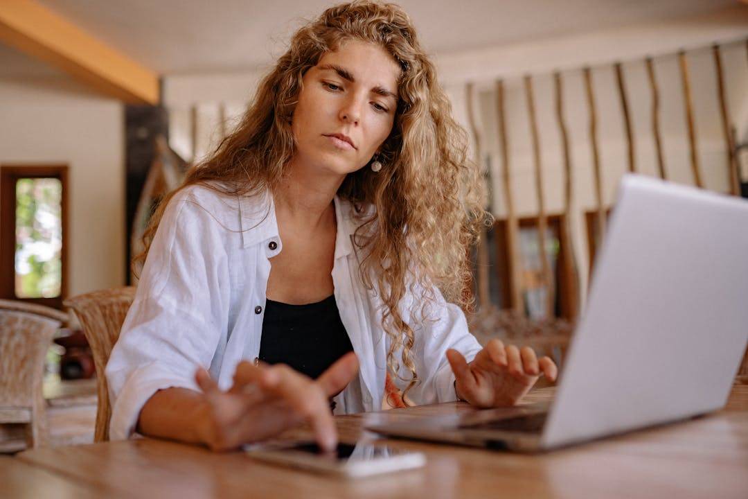 8 easy ways to save on your mobile costs